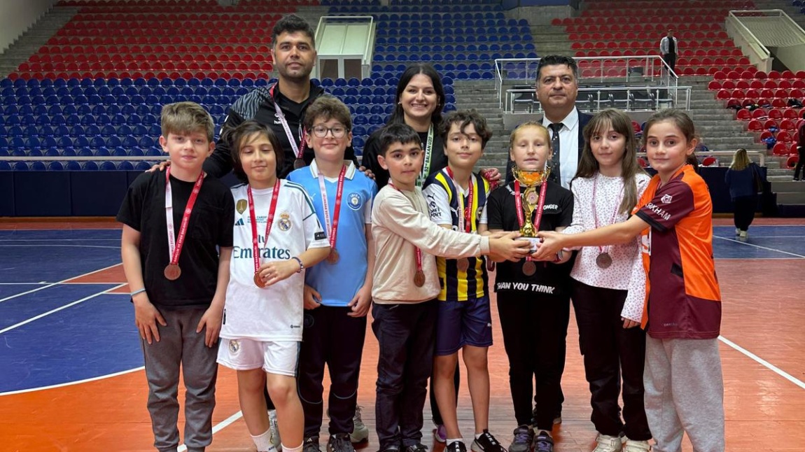 İLKOKULLAR ARASI FİZİKSEL ETKİNLİK VE OYUNLARI YARIŞMASINDA İLÇE ÜÇÜNCÜLÜĞÜ